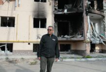 Envía OMS 20 ambulancias a Kiev OMS