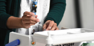 Pfizer aumenta ganancias más de 60% por vacuna anti covid Los ingresos de Pfizer por la venta de vacunas ascendieron a 14,941 mdd (13,200 mdd por las ventas de su vacuna contra Covid-19).