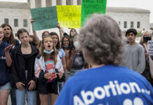 Arizona prohíbe que médicos sean penalizados por practicar aborto El Senado de Estados Unidos votará una legislación para codificar en la ley federal el derecho de una mujer al aborto.