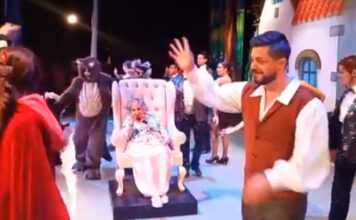 Silvia Pinal reaparece en obra infantil y critican a su familia En redes circula un video en el que aparece Silvia siendo trasladada en el escenario con una silla.