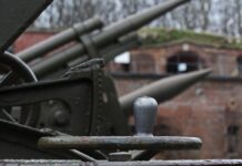 Condena Ucrania a 2 soldados rusos por bombardeo Soldados