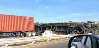 Tráiler vuelca sobre libramiento Apizaco-Huamantla Tráiler