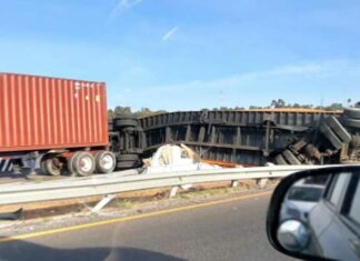 Tráiler vuelca sobre libramiento Apizaco-Huamantla Tráiler