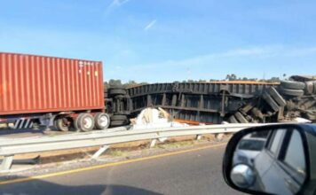 Tráiler vuelca sobre libramiento Apizaco-Huamantla Tráiler
