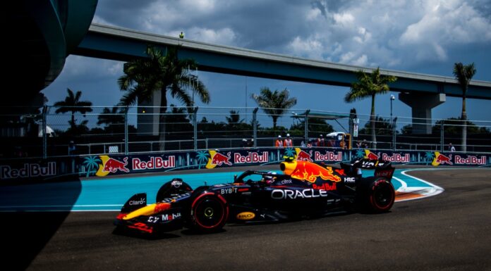Checo Pérez finaliza tercero en libres 2 en Miami