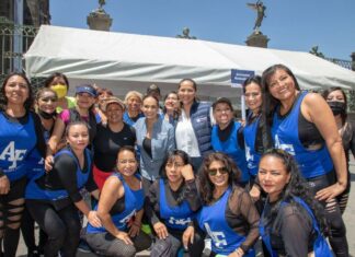 Puebla celebra a mamás y docentes en el Zócalo