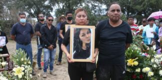 Familiares y amigos despiden a Sandra Elizabeth