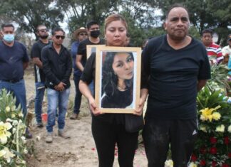 Familiares y amigos despiden a Sandra Elizabeth