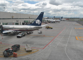 ¡Cero y van 2! Vuelo de Aeroméxico también aborta aterrizaje en AICM El vuelo 762 de Aeroméxico, proveniente de Bogotá, tuvo que abortar su aterrizaje en el Aeropuerto Internacional de Ciudad de México.