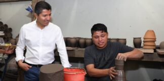 Entrega Eduardo Rivera centro alfarero en el Barrio de la Luz alfarero