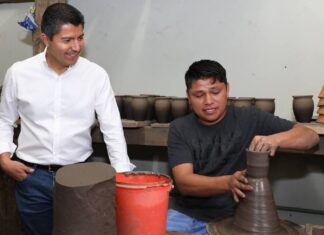 Entrega Eduardo Rivera centro alfarero en el Barrio de la Luz alfarero