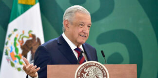 AMLO a papás de Debanhi: “no habrá impunidad” “Es gente muy buena, el maestro, su esposa…. Como padres están muy dolidos, deshechos”, dijo AMLO.