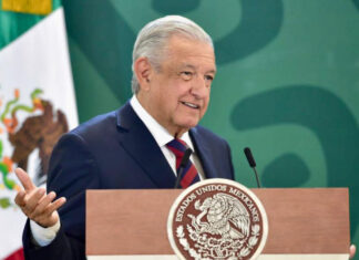 AMLO a papás de Debanhi: “no habrá impunidad” “Es gente muy buena, el maestro, su esposa…. Como padres están muy dolidos, deshechos”, dijo AMLO.