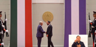 AMLO y Bukele hablan de migración durante reunión en El Salvador En ceremonia oficial, Nayib Bukele dio la bienvenida a AMLO, quien estará cinco horas en el país, como parte de gira por Centroamérica y Cuba.