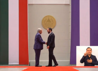 AMLO y Bukele hablan de migración durante reunión en El Salvador En ceremonia oficial, Nayib Bukele dio la bienvenida a AMLO, quien estará cinco horas en el país, como parte de gira por Centroamérica y Cuba.