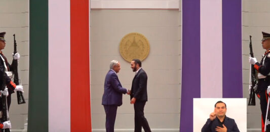 En ceremonia oficial, Nayib Bukele dio la bienvenida a AMLO, quien estará cinco horas en el país, como parte de gira por Centroamérica y Cuba.