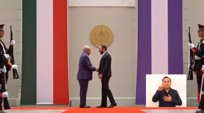 AMLO y Bukele hablan de migración durante reunión en El Salvador En ceremonia oficial, Nayib Bukele dio la bienvenida a AMLO, quien estará cinco horas en el país, como parte de gira por Centroamérica y Cuba.