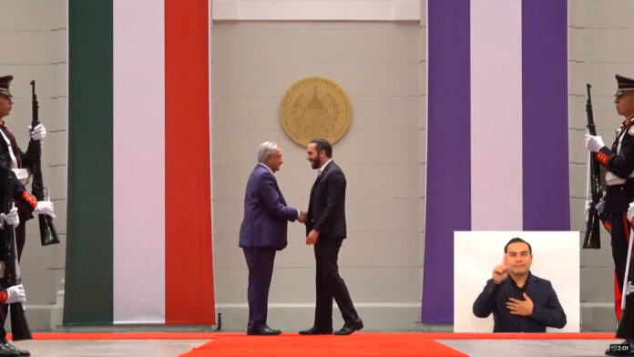 En ceremonia oficial, Nayib Bukele dio la bienvenida a AMLO, quien estará cinco horas en el país, como parte de gira por Centroamérica y Cuba.