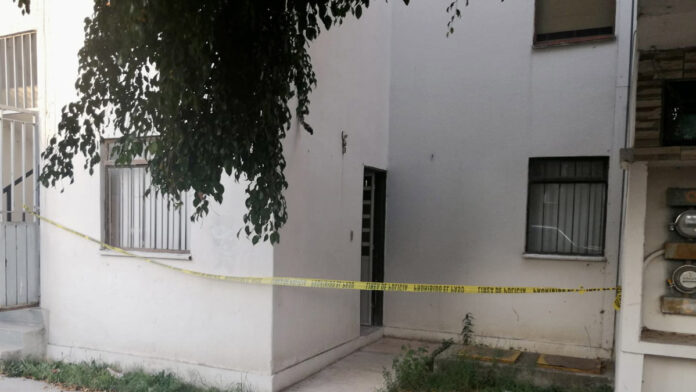 Elementos de la Fiscalía General del Estado determinarán si su caída desde la azote fue accidental o si se arrojó para quitarse la vida.