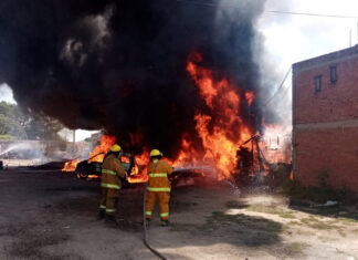 Bomberos sofocan incendio en deposito de llantas de Cholula Bomberos acudieron a la Junta Auxiliar de San Cristóbal Tepontla para mitigar riesgos, según informaron en Twitter.