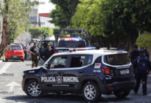 Robo de camioneta de valores en Puebla deja 2 heridos y 5 detenidos Policías municipales lograron bloquearle el paso a la camioneta Dodge y detuvieron a tres presuntos delincuentes.