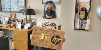 ¡Final feliz! Regalan ‘laptop’ a estudiante asaltada en Ecatepec laptop chava tarea