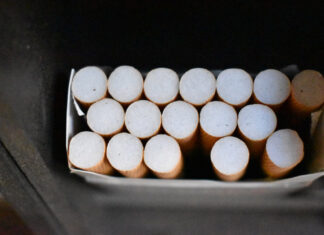 Combinar cigarrillos electrónicos y tabaco no reduce riesgos: estudio Según la Asociación Americana del Corazón, es igual de malo fumar solo tabaco que alternarlos con los cigarrillos electrónicos.