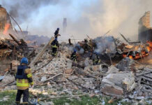 Reportan 60 desaparecidos tras bombardeo en escuela en Ucrania Rescatistas también estaban buscando a desaparecidos en la vecina localidad de Shepilivka, donde un ataque alcanzó una casa.