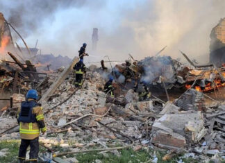 Reportan 60 desaparecidos tras bombardeo en escuela en Ucrania Rescatistas también estaban buscando a desaparecidos en la vecina localidad de Shepilivka, donde un ataque alcanzó una casa.
