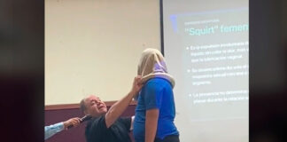 Disfrazan a joven de preservativo para clase de educación sexual educación sexual