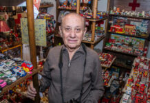 Muere Enrique Metinides, una leyenda del fotoperiodismo de nota roja La obra de Enrique Metinides forma parte de la exposición El derrumbe de la estatua del Museo Universitario Arte Contemporáneo.