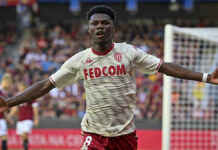 Fichaje de Tchouameni al Real Madrid se retrasa por impuestos Varias fuentes siguen confiando en que los dos clubes lograrán arreglar sus diferencias para concretar el fichaje de Tchouameni.