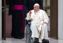 Papa Francisco usará silla de ruedas por ligamento roto de la rodilla