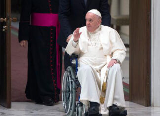 Papa Francisco usará silla de ruedas por ligamento roto de la rodilla