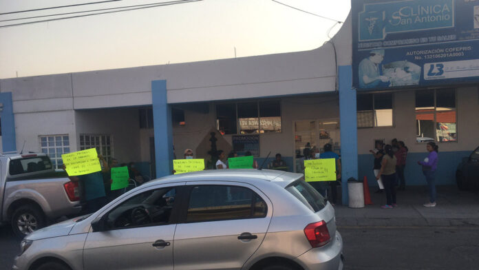 Pobladores de San Antonio Cacalotepec protestaron por la clausura y dicen que no hay servicios médicos.