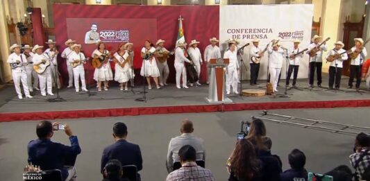 AMLO ofrece show musical