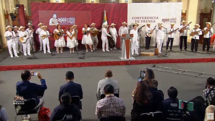 AMLO ofrece show musical