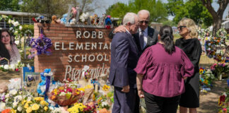 “Haz algo”: piden texanos a Biden ante ola de tiroteos "Haz algo", le gritaron a Joe Biden en su visita a Texas. El mandatario estadounidense les respondió: "¡lo haremos!".