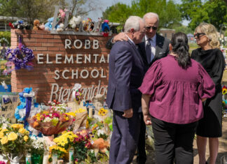 “Haz algo”: piden texanos a Biden ante ola de tiroteos "Haz algo", le gritaron a Joe Biden en su visita a Texas. El mandatario estadounidense les respondió: "¡lo haremos!".