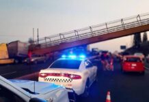 Trailer derriba puente peatonal en Irapuato