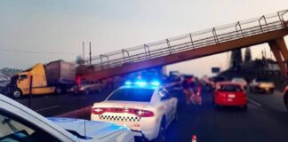 Trailer derriba puente peatonal en Irapuato