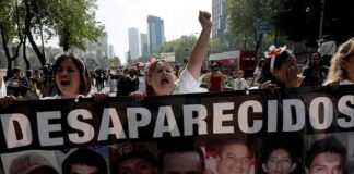 Familias de desaparecidos protestan en Palacio Nacional