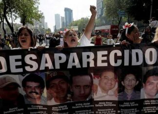 Familias de desaparecidos protestan en Palacio Nacional