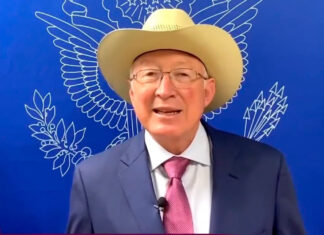 Captan a Ken Salazar en Palacio Nacional; evita declaraciones Ken Salazar