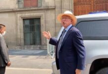 Pide Ken Salazar mayor control de armas tras tiroteo en Texas