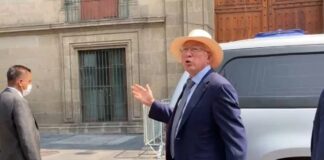 Pide Ken Salazar mayor control de armas tras tiroteo en Texas