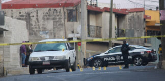 Mañana violenta en Puebla: rafaguean a automovilista en Los Cerritos El automovilista viajaba esta mañana en un su vehículo blanco marca Nissan Tsuru cuando recibió 8 impactos que le quitaron la vida.