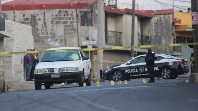 El automovilista viajaba esta mañana en un su vehículo blanco marca Nissan Tsuru cuando recibió 8 impactos que le quitaron la vida.