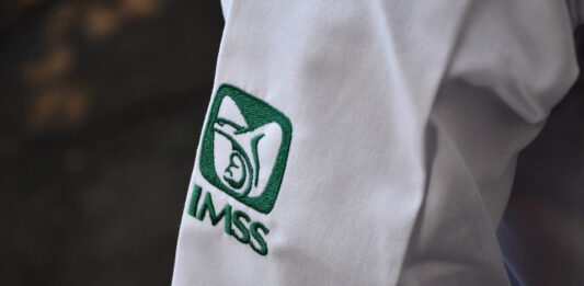En México se gradúan de 12 a 13 mil médicos, de los cuales, el 70% termina con un buen trabajo en hospitales públicos o privados.