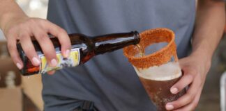 Suman 300 clausuras por venta de micheladas en la calle micheladas